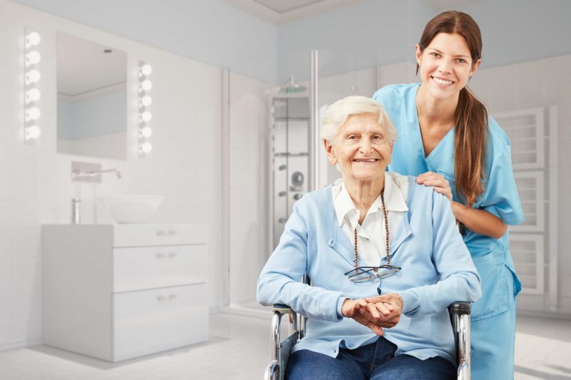 Seniorin und Krankenpfleger im Bad als Pflegedienst oder Pflegekraft Konzept